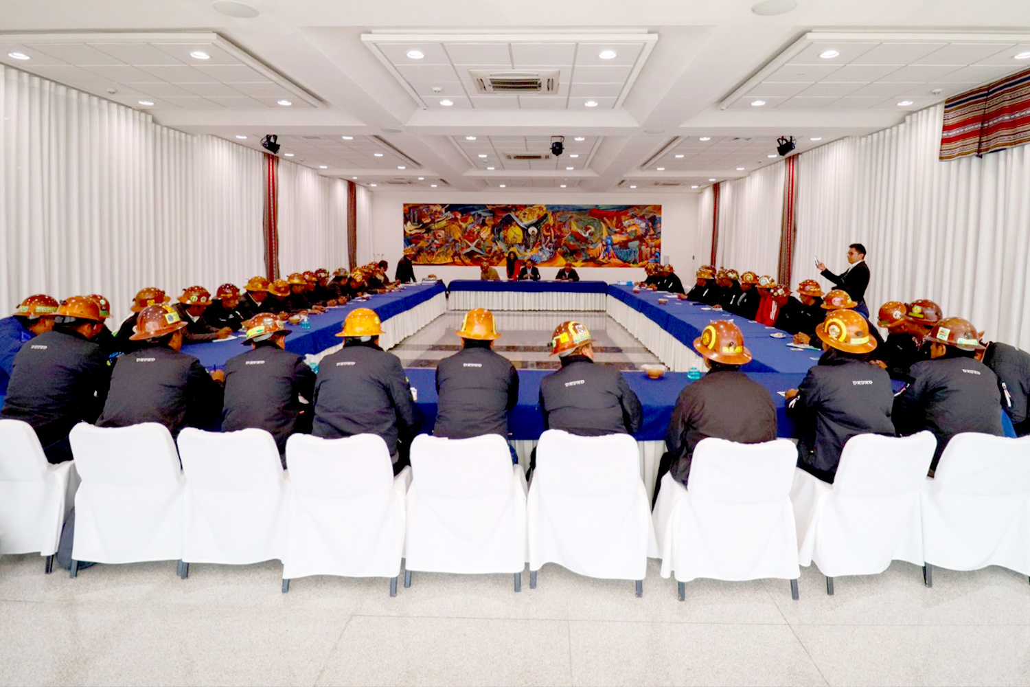 COOPERATIVISTAS MINEROS DE ORURO RESPALDAN LA GESTIÓN DE GOBIERNO Y SE DECLARAN EN ESTADO DE EMERGENCIA