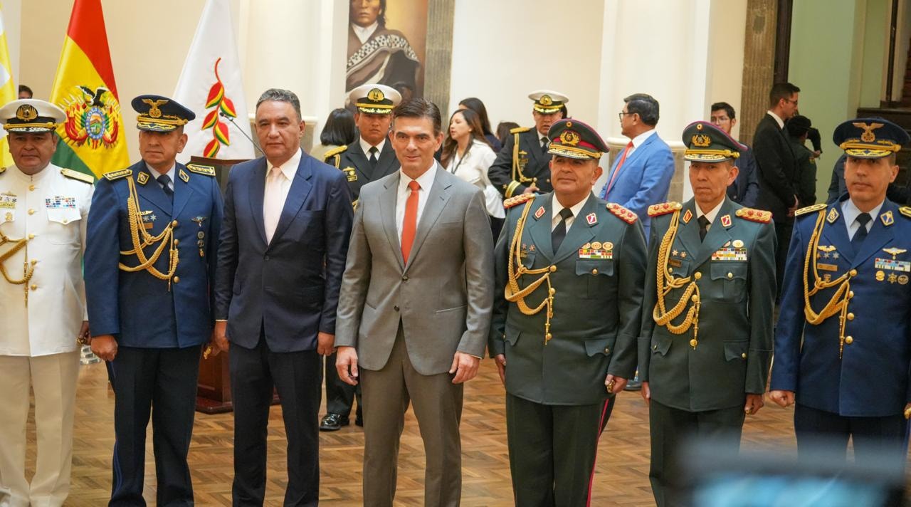 Presidente Paz posesiona al nuevo Alto Mando Militar y anuncia una etapa de modernización y mayor cercanía con la población