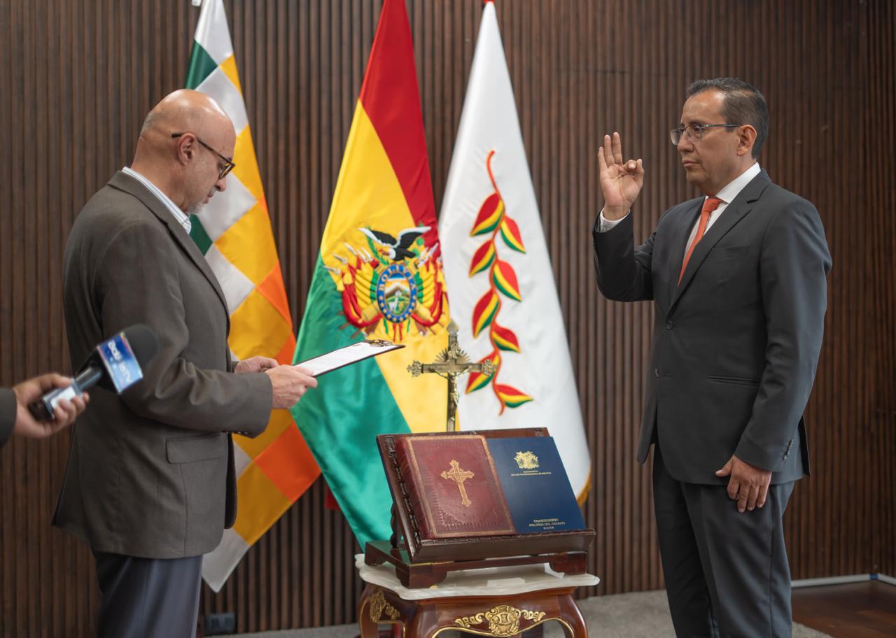 Ministro Lupo posesionó a Pablo Camacho como director de la OFEP