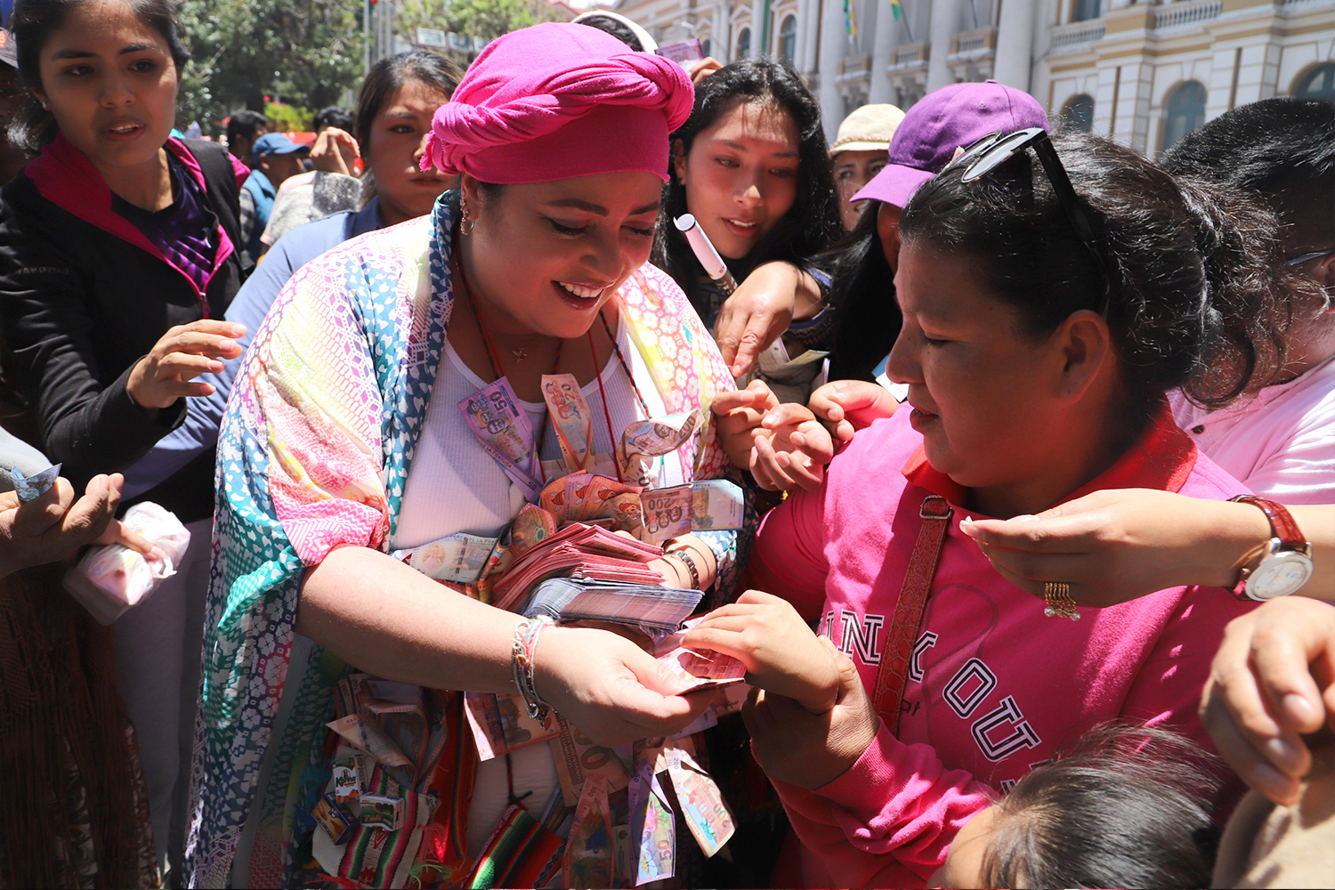 PRESIDENTE ARCE CELEBRÓ LA FIESTA DE LA ALASITA 2024 JUNTO A LOS ARTESANOS DE PLAZA MURILLO  
