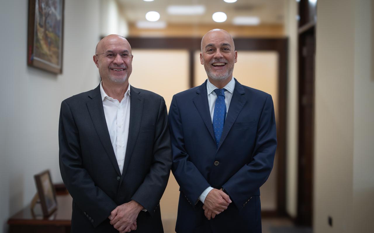 El embajador y jefe de la Delegación de la Unión Europea en Bolivia, Jaume Segura, realizó una visita protocolar al ministro de la Presidencia, José Luis Lupo 