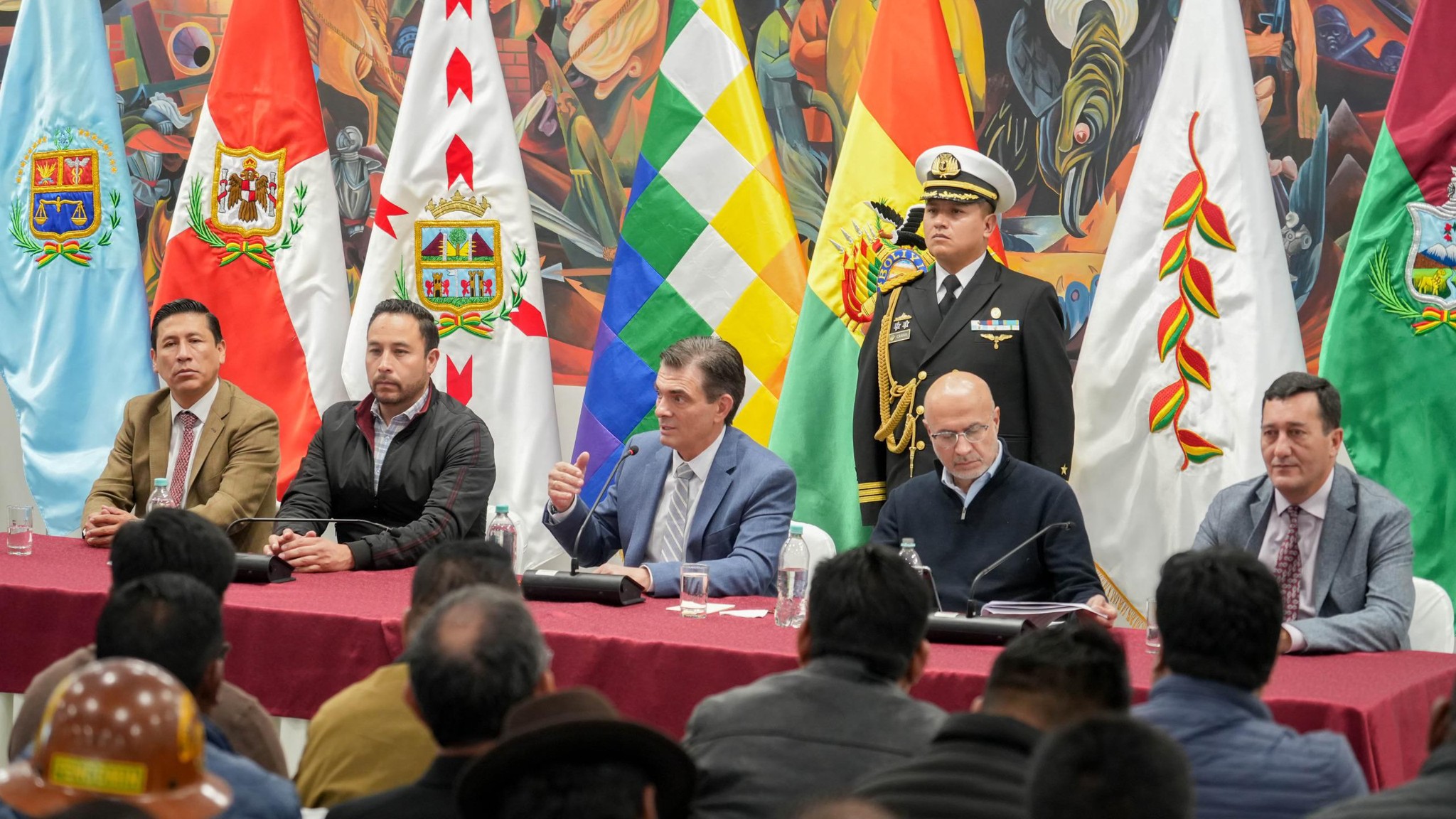 Reunión con nuevos alcaldes electos con el presidente Rodrigo Paz Pereira 