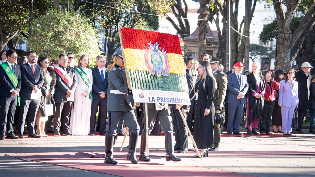 Iza de la bandera y entrega de arreglo floral por la Independencia de Bolivia 